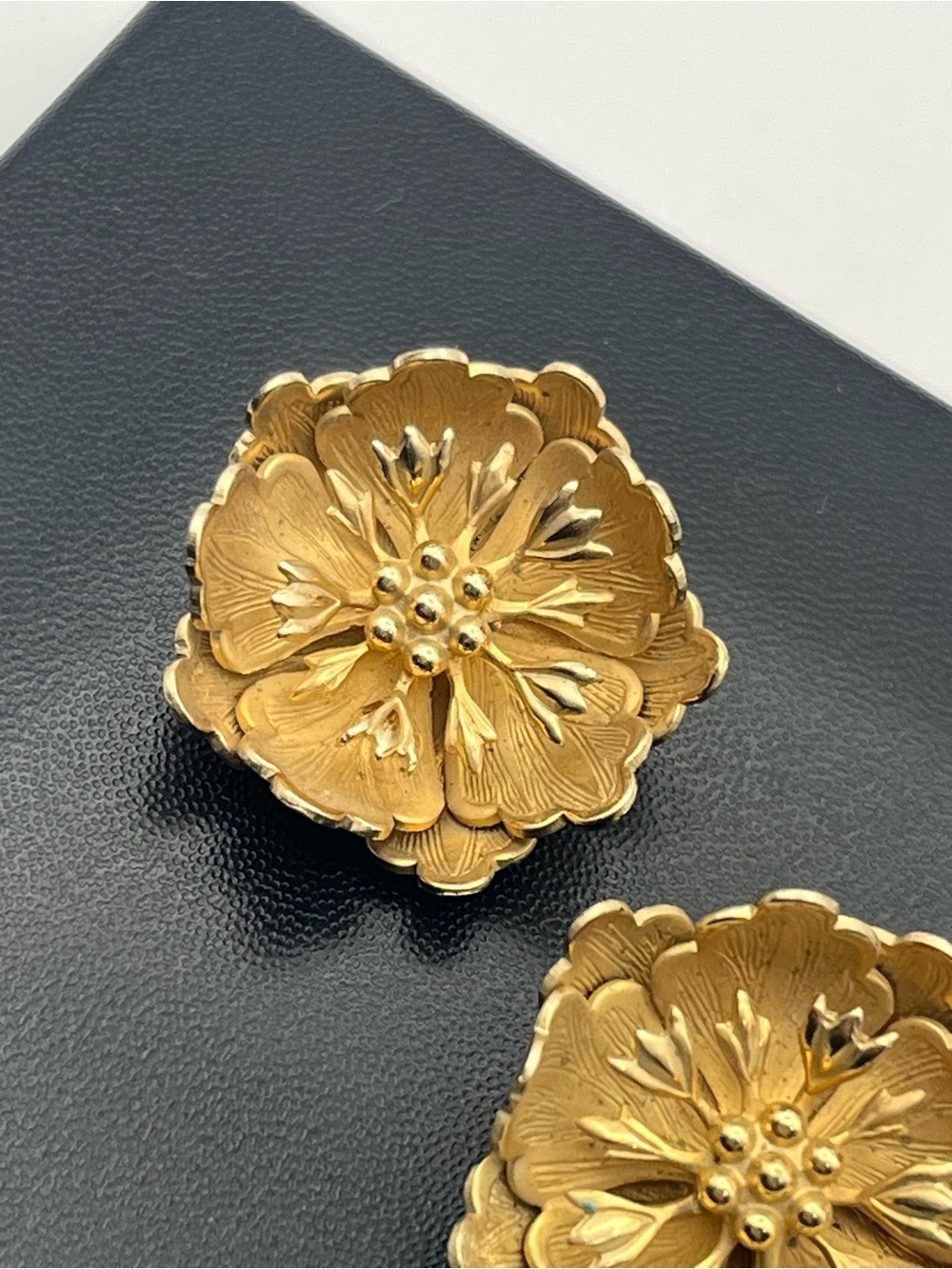 3D gold tone flower clip on earrings vintage - Picture 2 of 16